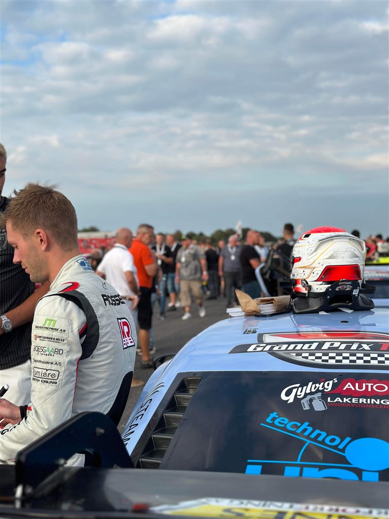 Rossel inden Nightrace
(Foto: Dyhr Media)